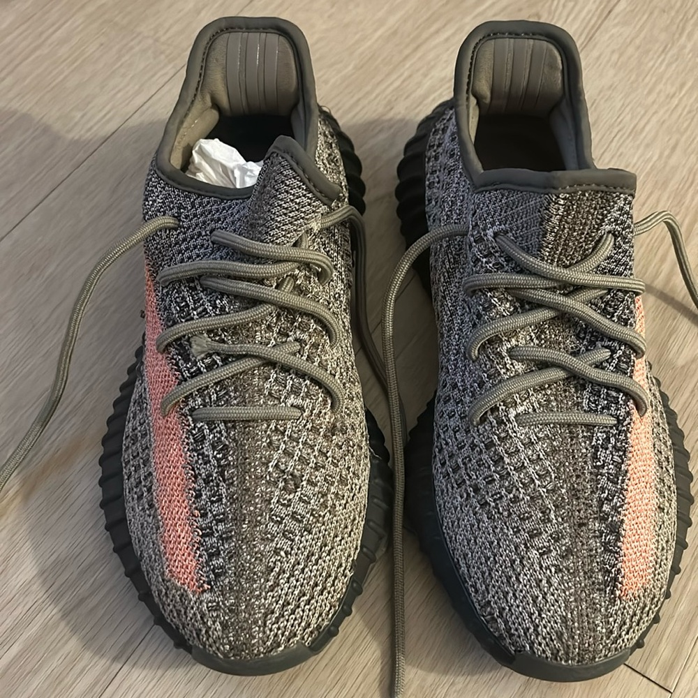adidas Yeezy Boost 350 V2
Ash Stone